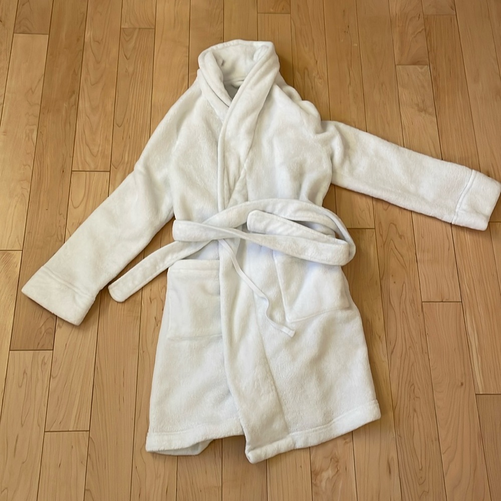 Fleece bathrobe with tie